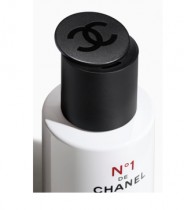 La poudre nettoyante Chanel ne nous jette pas vraiment de la poudre aux yeux !