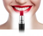 Un rouge à lèvres en lieu et place d’un dentifrice blanchissant, c’est prouvé, ça fonctionne !