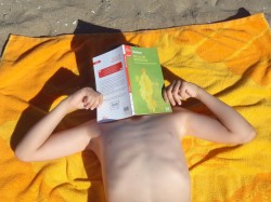 Un livre pour se protéger du soleil avant ou après le bain ! Se baigner ou lire… il faut choisir !